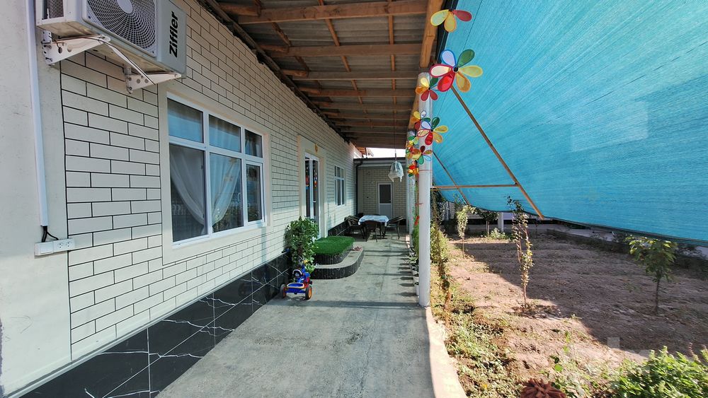 Futsitiy  yonidan Yangihayot tumanidan xovli 4.20 sotix 4 xona sotila