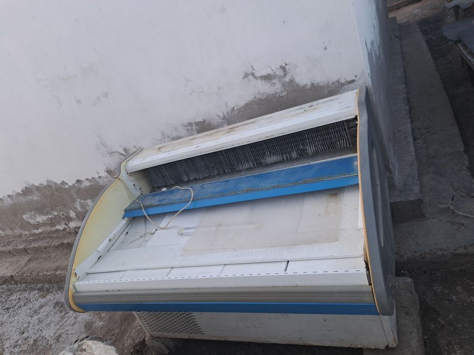 Продаётся ветрин холодильник