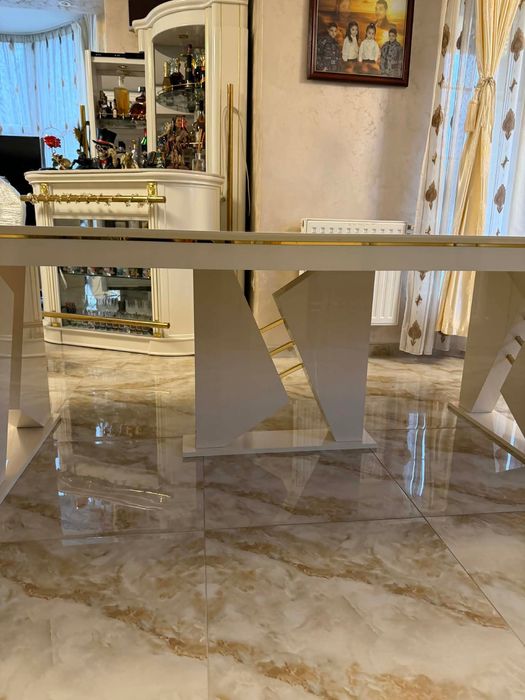 vand masa cu 10 scaune