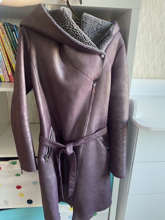 Красивая дубленка сиреневого цвета