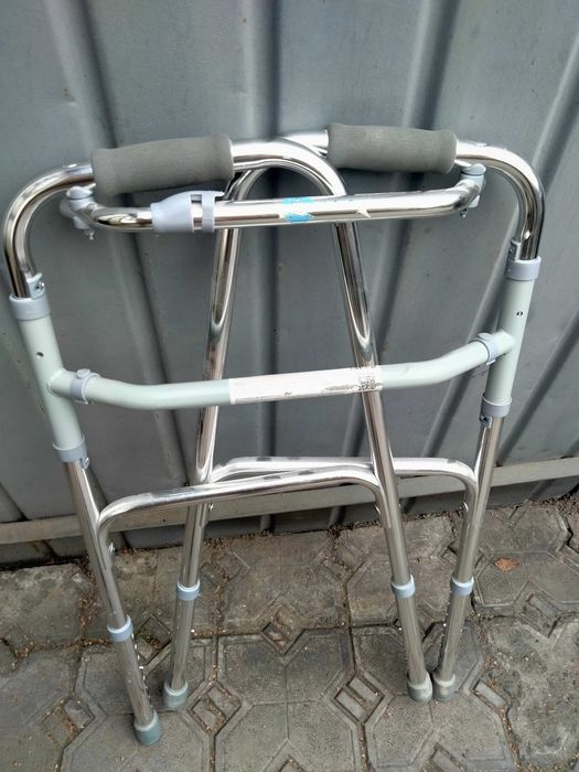 Продаются шагающие ходунки.