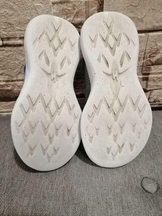 Различни размери маратонки и пантофки