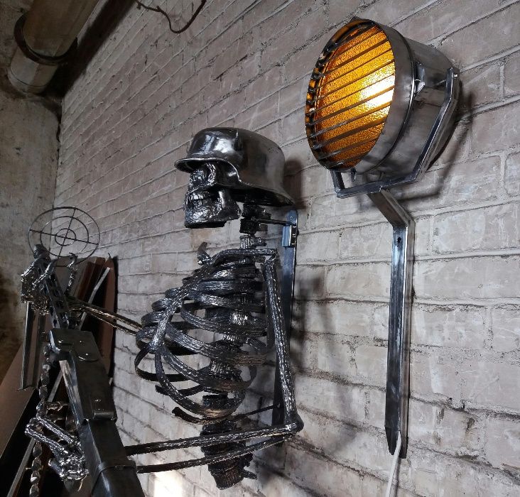 Кованый настенный светильник.