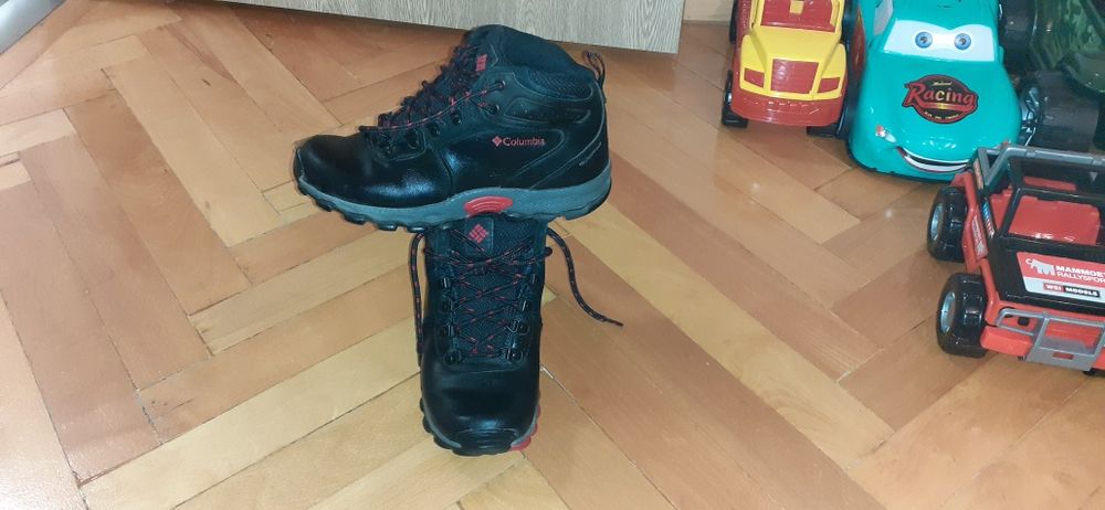 Vând ghete Columbia