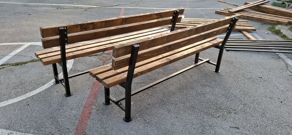 Пейка от прахово боядисан метален профил и иглолистна дървесина.