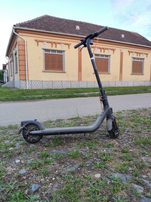 Trotineta ninebot aproape nouă ,mai are un an garanție, preț negociabil