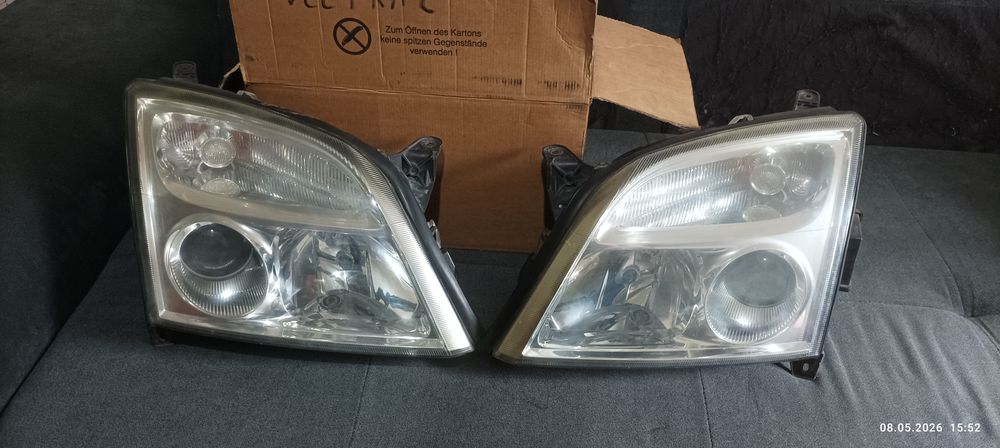 Продавам пълен комплект оригинални Ксенонови фарове HELLA за Opel Vectra C