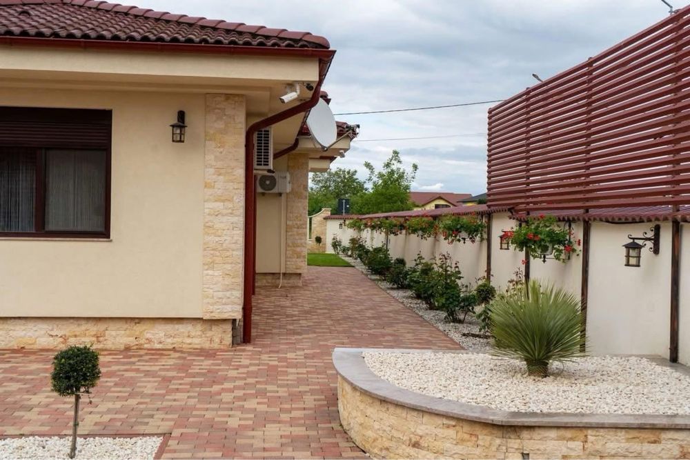 Ofer spre vanzare o vila moderna de lux zona Str. Dara