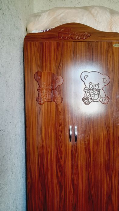 Bolalar shkafi va lolkasi