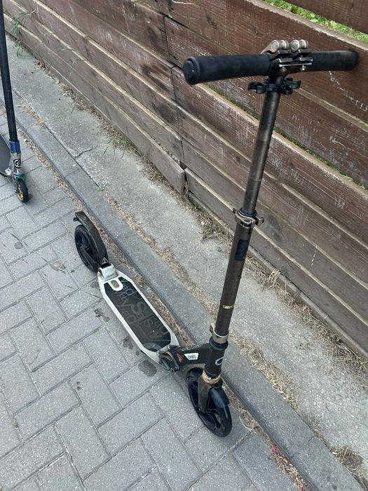 Trotineta cu suspensie si ghidon reglabil