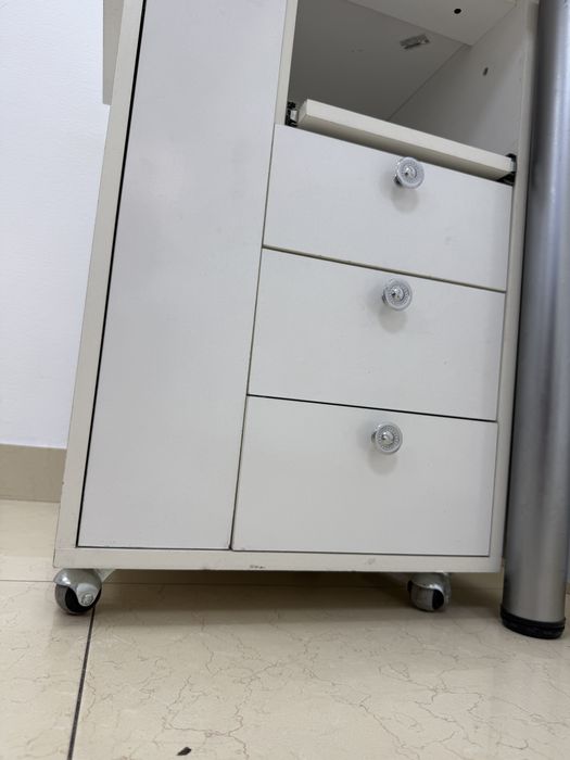 Стол маникюрный и для детских комнат