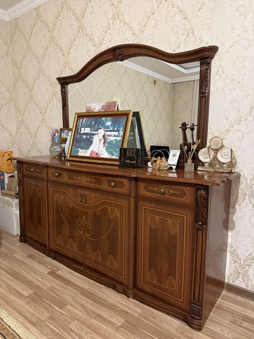Срочно продается сервант с комодом