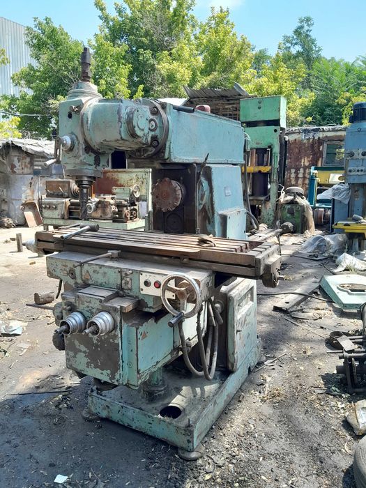 Универсальный фрезерный станок 6т82ш