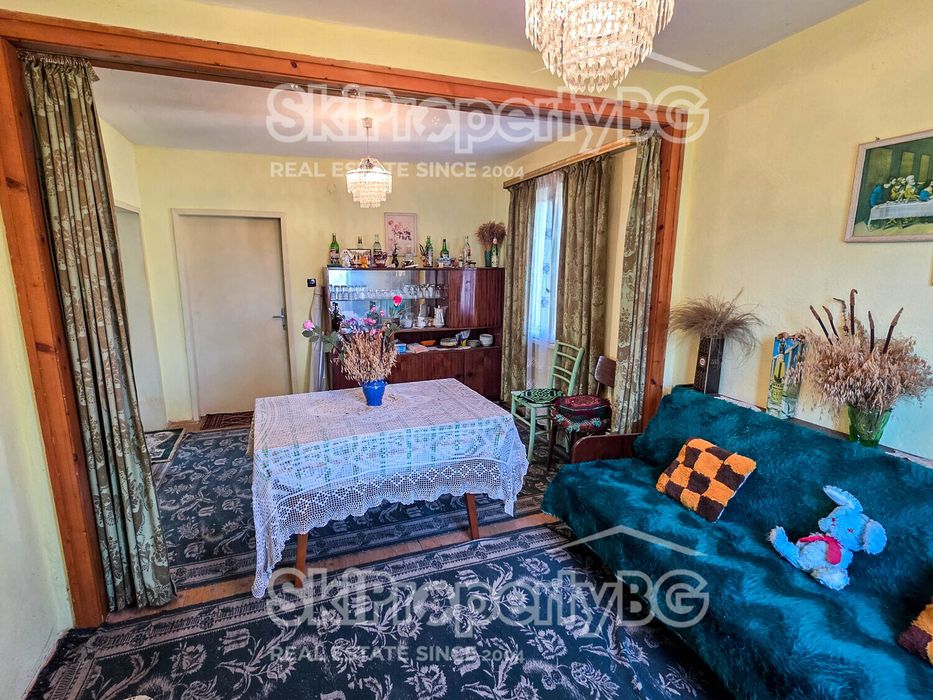 Стара къща с голям инвестиционен потенциал в село Говедарци, близо до Боровец!