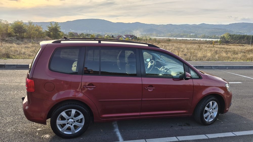 VOLKSWAGEN Touran 2011 — imagine 4