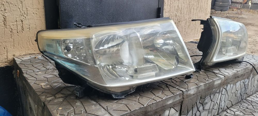 Продам пару передних фар тойота 200