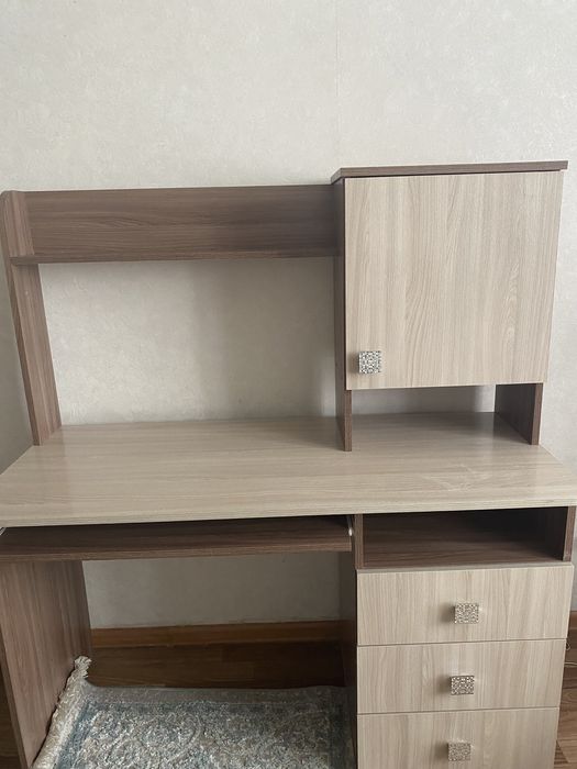 Стол школьный, очень удобный.