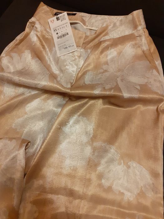 Pantaloni Zara largi și satinati XS noi