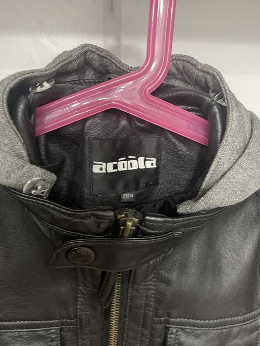 Продам кожаную куртку (рост 128 см)