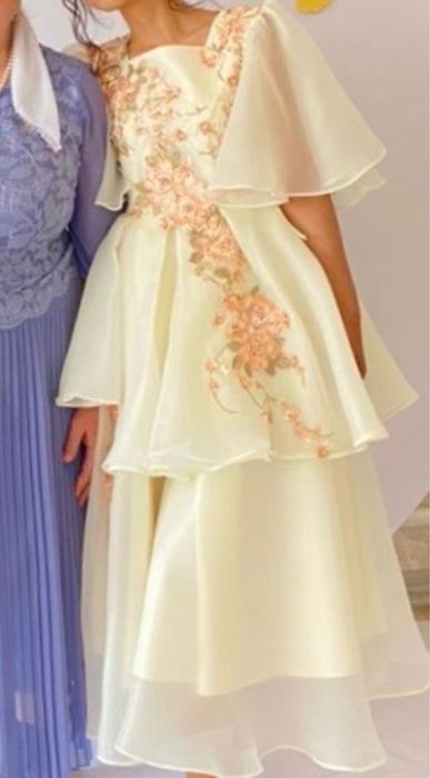 Заказға тіктірілген әдемі көйлек сатылады.