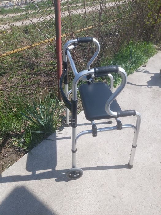 Cadru mergător cu scaun de odihnă.