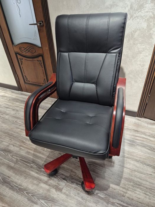 Офсиное кожанное кресло