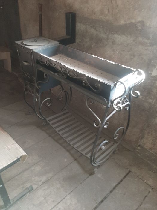 Мангал с элементами ковки.