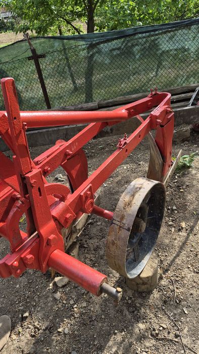 Vand plug tractor cu 2 trupite