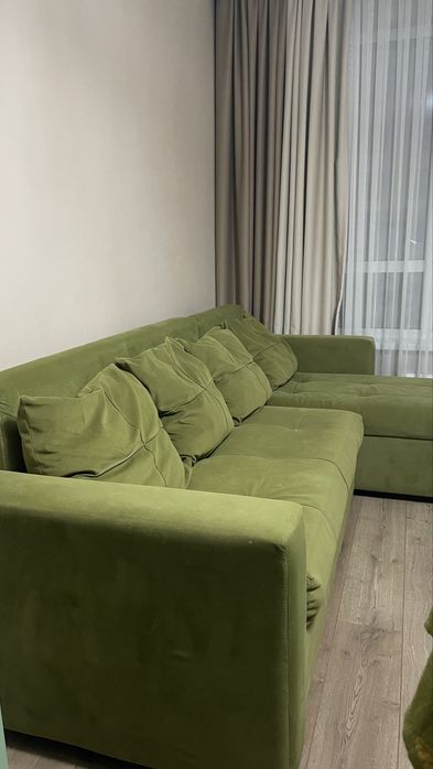 Диван в зеленом бархате