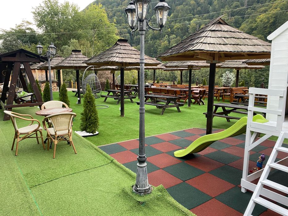 Amenajări : montaj pavaj , spații verzi . gazon artificial