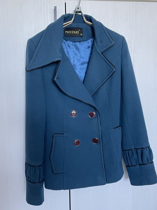 Продается короткое пальто