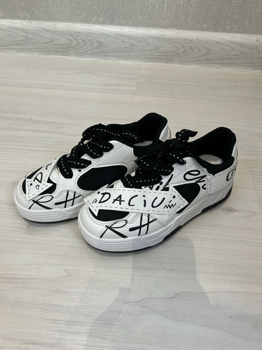 Продам женские кроссовки