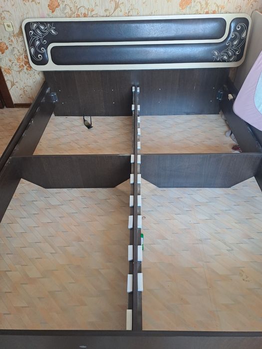Продам двуспальную кровать б/у