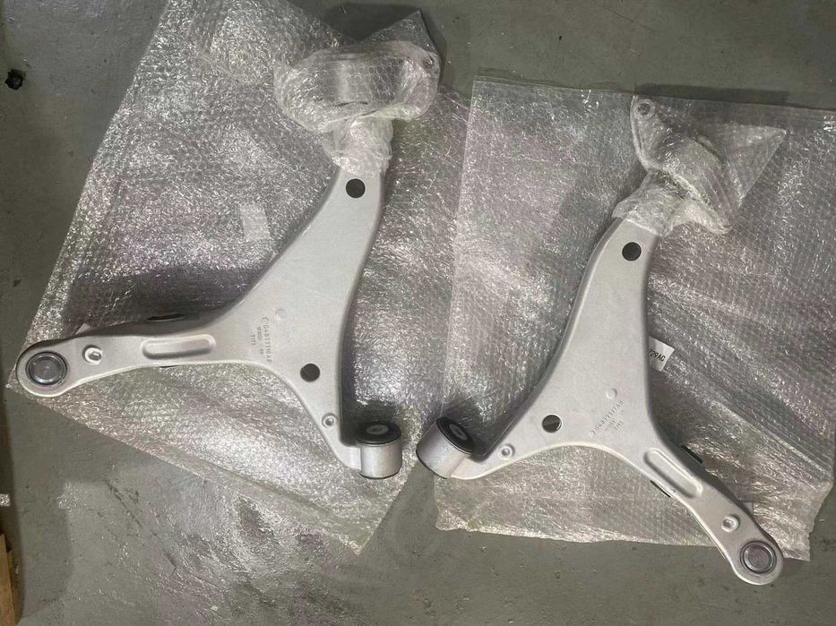 Носачи за GRAND CHEROKEE WK2 DODGE DURANGO  68282729AC носач алуминиев