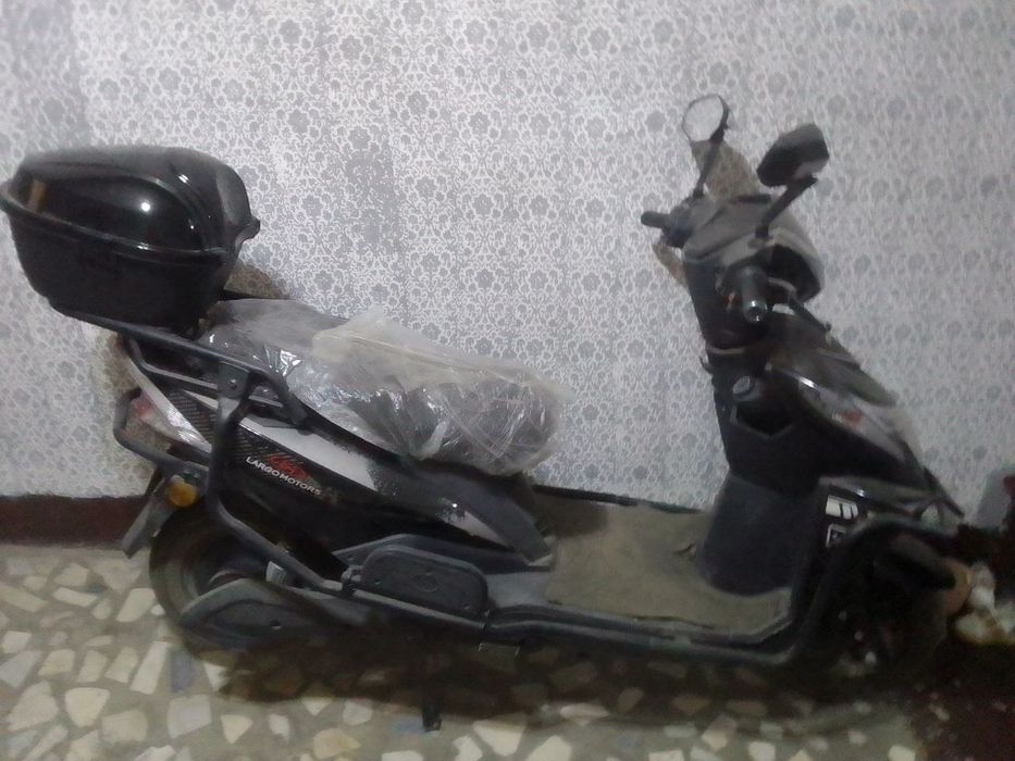 Скутер сотилади.