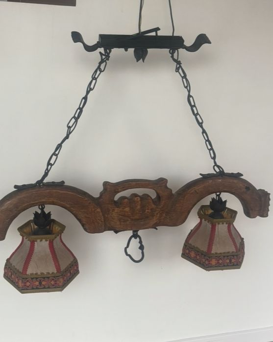 Candelabru realizat din jug de caruta