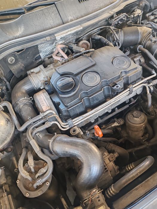 Desmembrez Passat B6 vand orice piesa :bara fata,uși, capota, treger, radiatorar