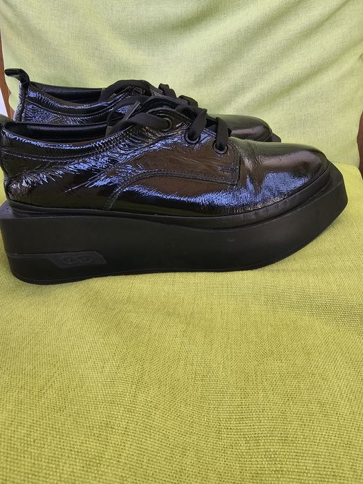 Дамски обувки от естествен лак