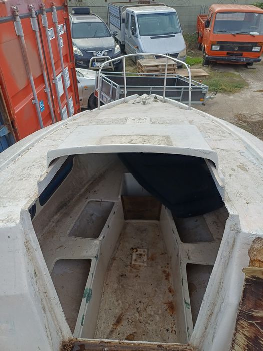 Vând barca cabinata cu peridoc neinmatriculat