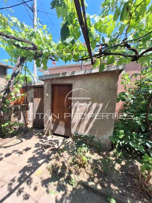 Двуетажна къща в Брацигово