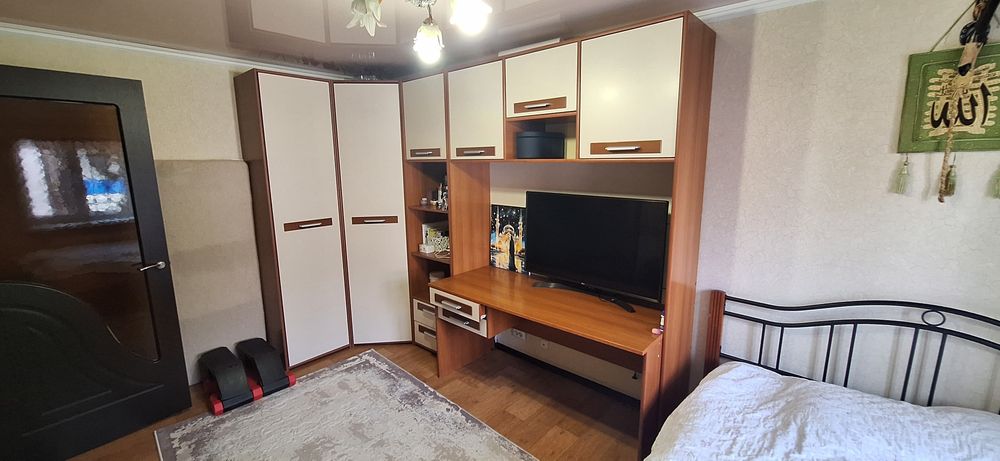 Продам угловой шкаф в спальню
