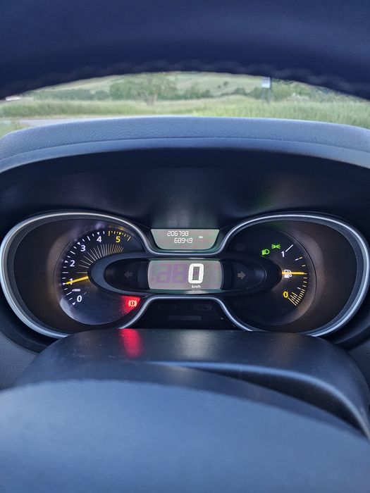 Renault Trafic 2016 • 140 CP • 6 locuri • Încălzire auxiliară • CarPlay • Cameră • LED