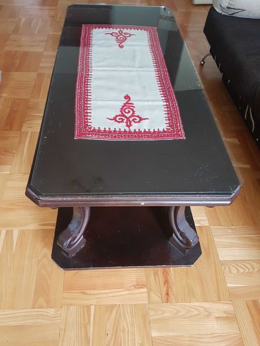 Холна ниска маса масивно дърво със стъкло