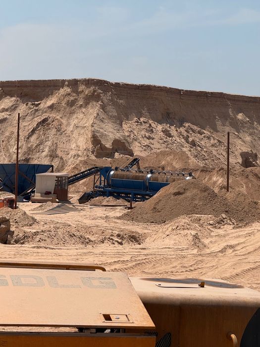 Кварцевый песок. При заказе большого обьема скидка имеется.