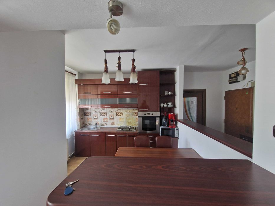 Inchiriez apartament cu 3 camere zona Nufarul