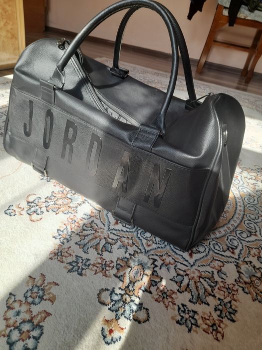 Спорт сумка.  Қара түсті.  Бірақ рет қолданған.