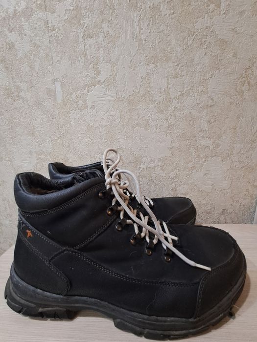 Продам  зимние мужские ботинки.