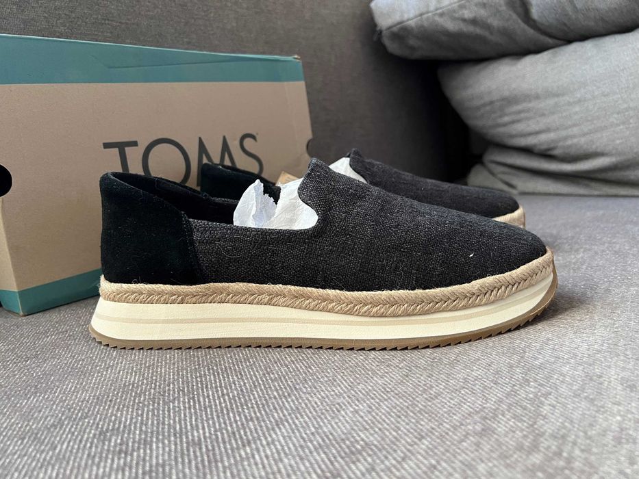 Продавам спортни обувки TOMS 42.5