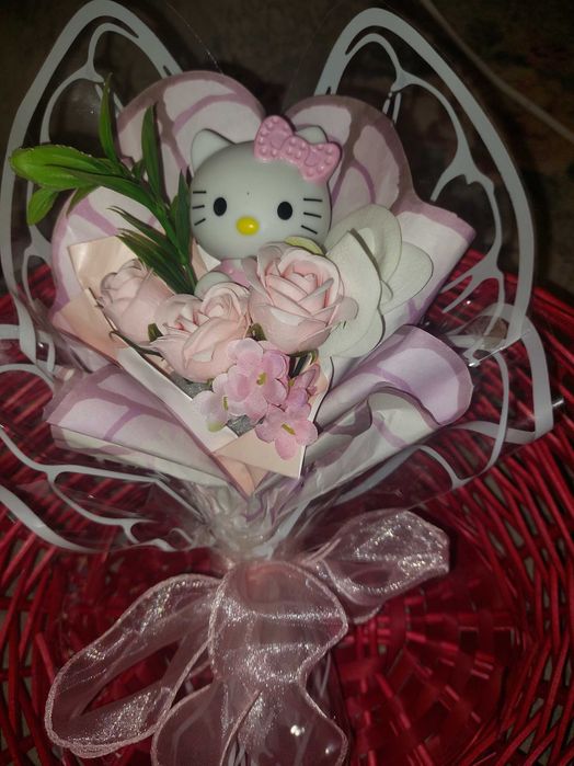 Buchet de flori Hello Kitty fluture