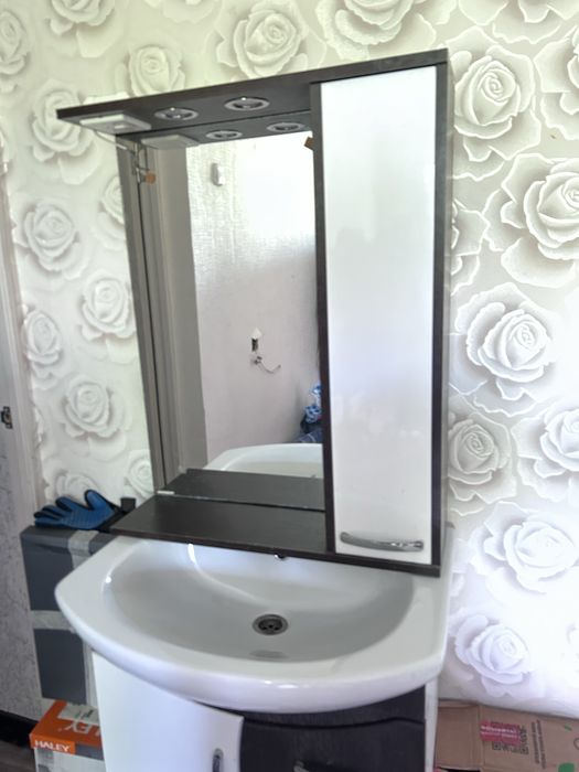 Тумба и зеркало в ванную